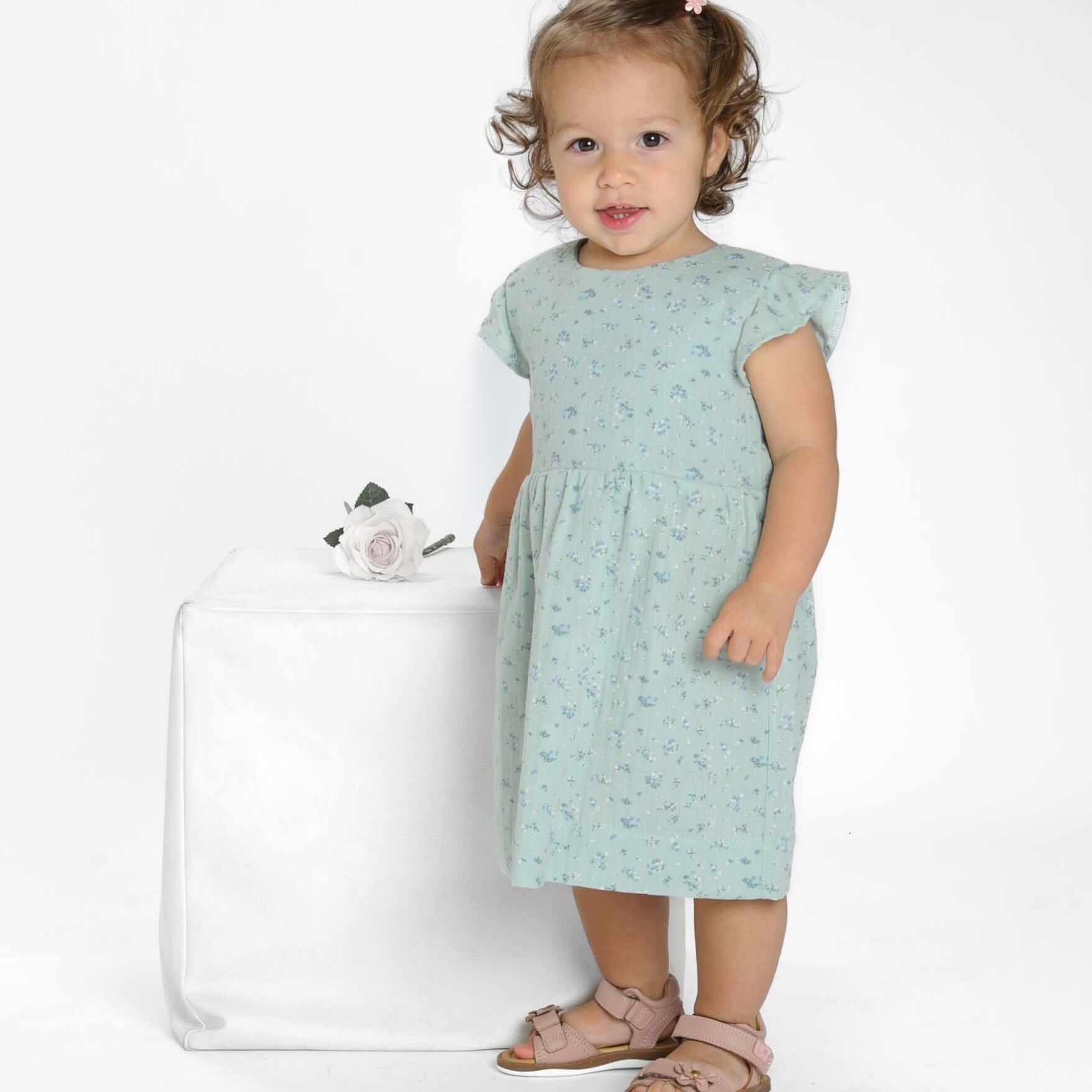 Schnittmuster Mädchenkleid ELLA – Mädchen in Retro Kleid mit Volants in Mintgrün, fröhlich und modisch.