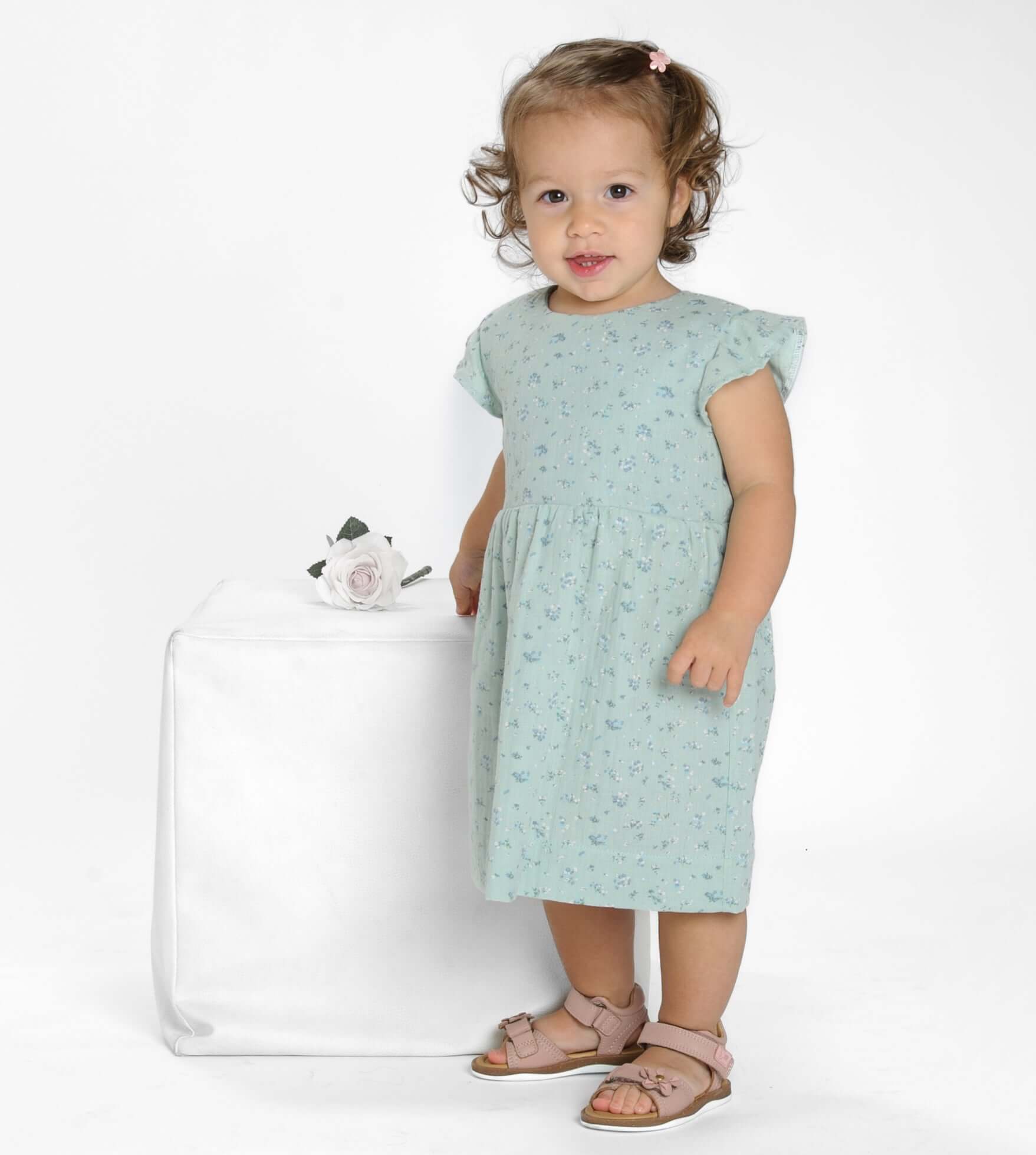 Schnittmuster Mädchenkleid ELLA – Mädchen in Retro Kleid mit Volants in Mintgrün, fröhlich und modisch.