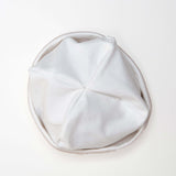 Schnittmuster Set Baby Strampler und Mütze, weiße Baby-Mütze, obenansicht des Mützendesigns aus weichem Stoff.