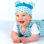 Schnittmuster Set Baby Strampler und Mütze, lächelndes Baby in Blauen Sternen-Outfit und Mütze mit Ohren.