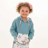 Schnittmuster Hoodie FLY PDF 2-in-1 Kapuze Schalkragen, kindliches Model in buntem Hoodie mit Blumenmuster.