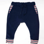 Schnittmuster Haremshose - bequeme Kinderhosen in navy mit gestreiften Details und elastischem Bund