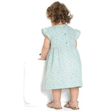 Schnittmuster Retro Kleid für Mädchen ELLA mit langen Ärmeln, Rückansicht eines Mädchens in einem blauen Kleid.