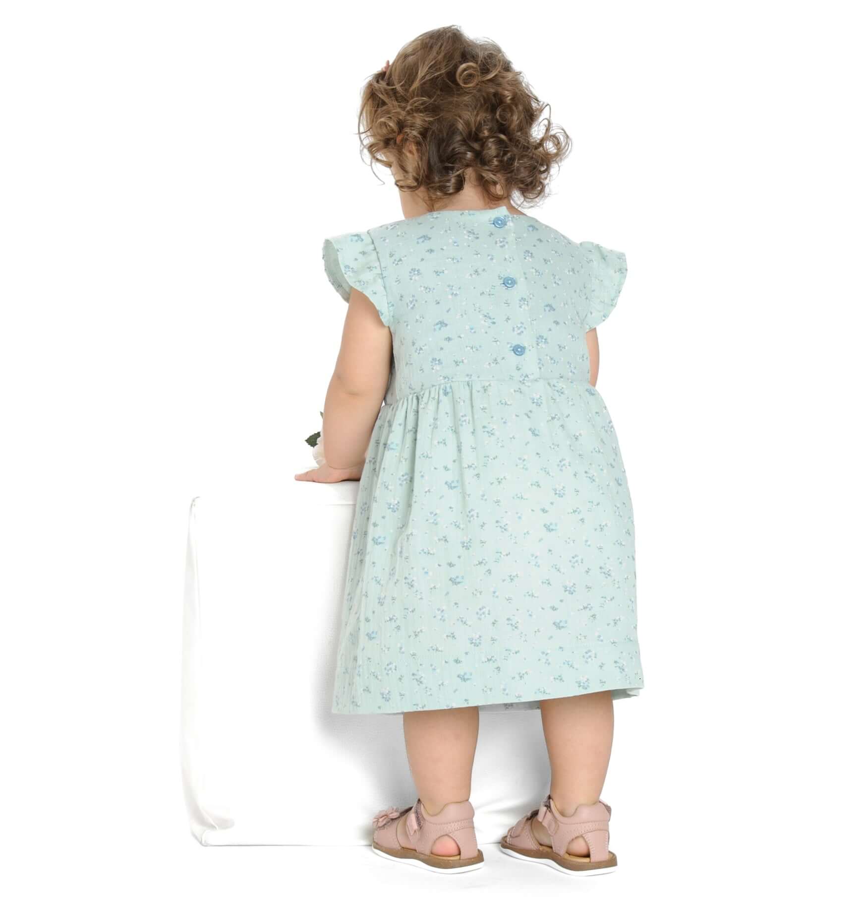 Schnittmuster Retro Kleid für Mädchen ELLA mit langen Ärmeln, Rückansicht eines Mädchens in einem blauen Kleid.