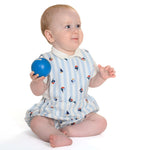 Schnittmuster Baby Bloomer mit blauem Ball in einem stilvollen Kurzoverall.