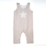 Schnittmuster Set Baby Strampler und Mütze: Babystrampler mit Sternmotiv in Streifenmuster.