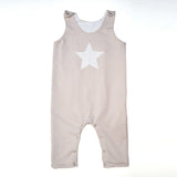 Schnittmuster Set Baby Strampler und Mütze: Babystrampler mit Sternmotiv in Streifenmuster.