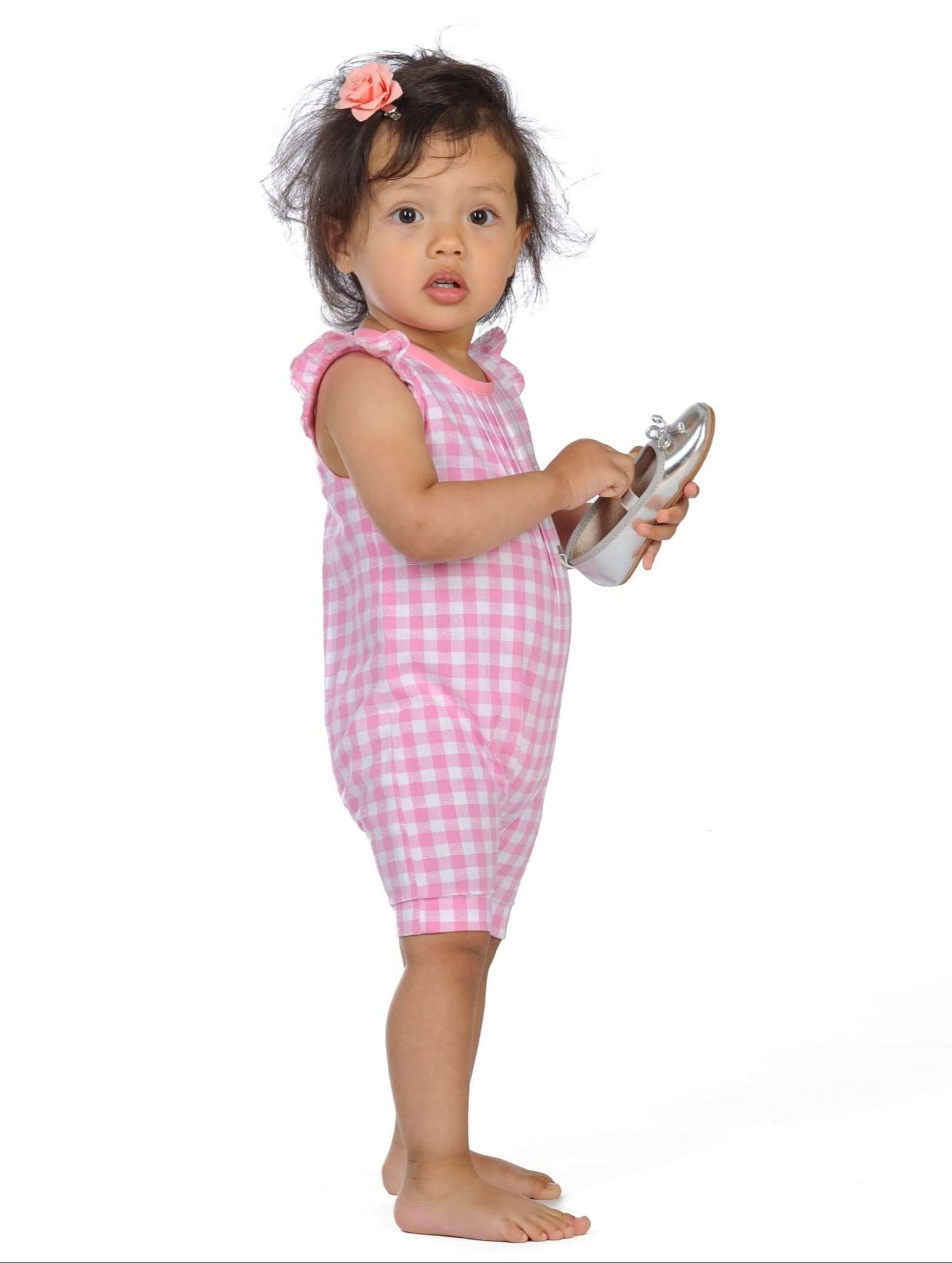 Schnittmuster Baby Overall MIA – Baby und Kleinkind Sommer-Jumpsuit in rosa mit Rüschenärmel.