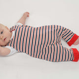 Schnittmuster Strampler LEO - Baby in gestreiftem Strampler liegt entspannt auf dem Boden.
