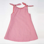 Schnittmuster Schürzenkleid JULE PDF 3-in-1, rotes Pinafore-Kleid mit Knöpfen und Schleifen
