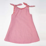 Schnittmuster Schürzenkleid JULE PDF 3-in-1, rotes Pinafore-Kleid mit Knöpfen und Schleifen