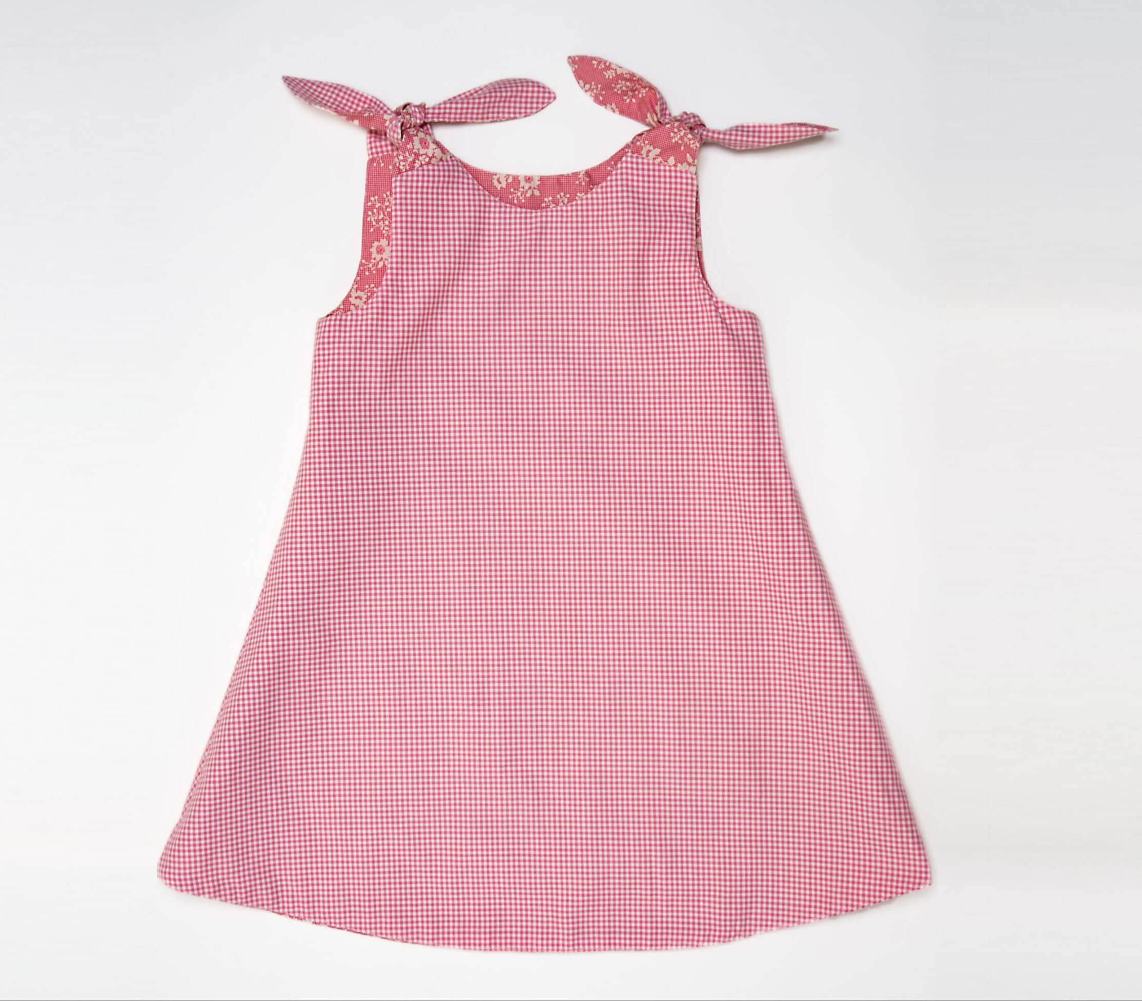 Schnittmuster Schürzenkleid JULE PDF 3-in-1, rotes Pinafore-Kleid mit Knöpfen und Schleifen