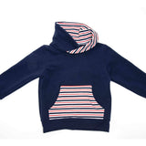 Schnittmuster Hoodie FLY hinten mit gestreifter Kapuze und Tasche, bequemes Kinder-Hoodie aus hochwertigem Material.