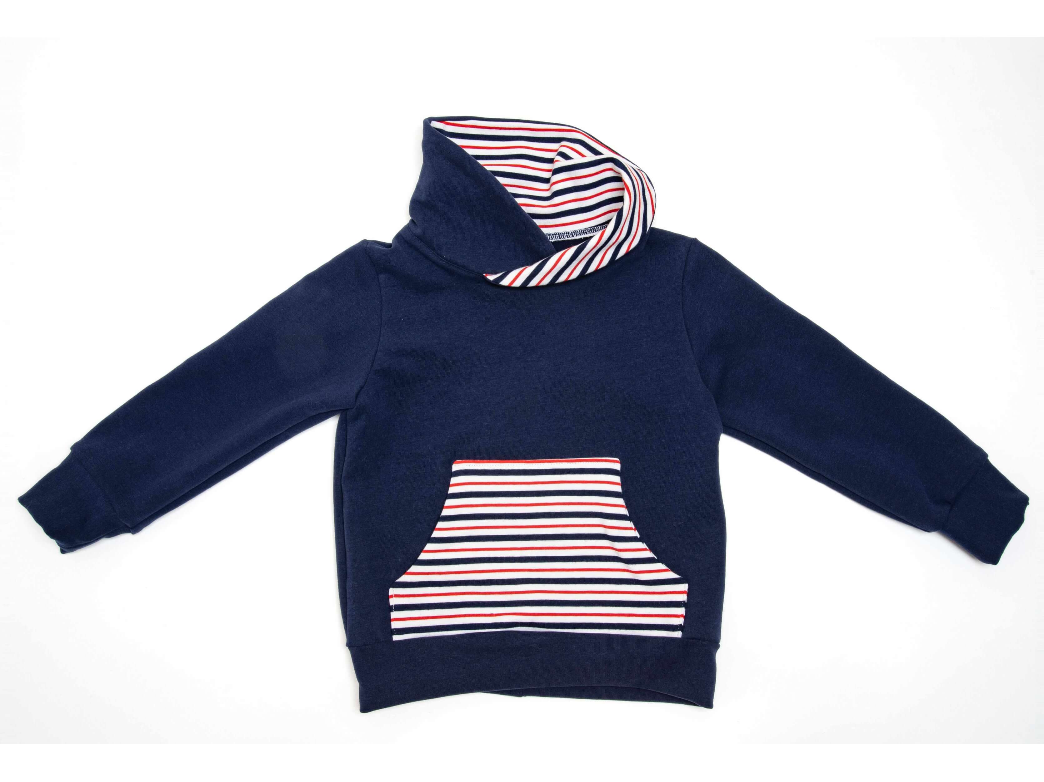 Schnittmuster Hoodie FLY hinten mit gestreifter Kapuze und Tasche, bequemes Kinder-Hoodie aus hochwertigem Material.