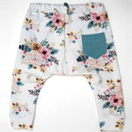 Schnittmuster Haremshose für Kinder im floralen Design mit Taschen, bequem und stylisch.