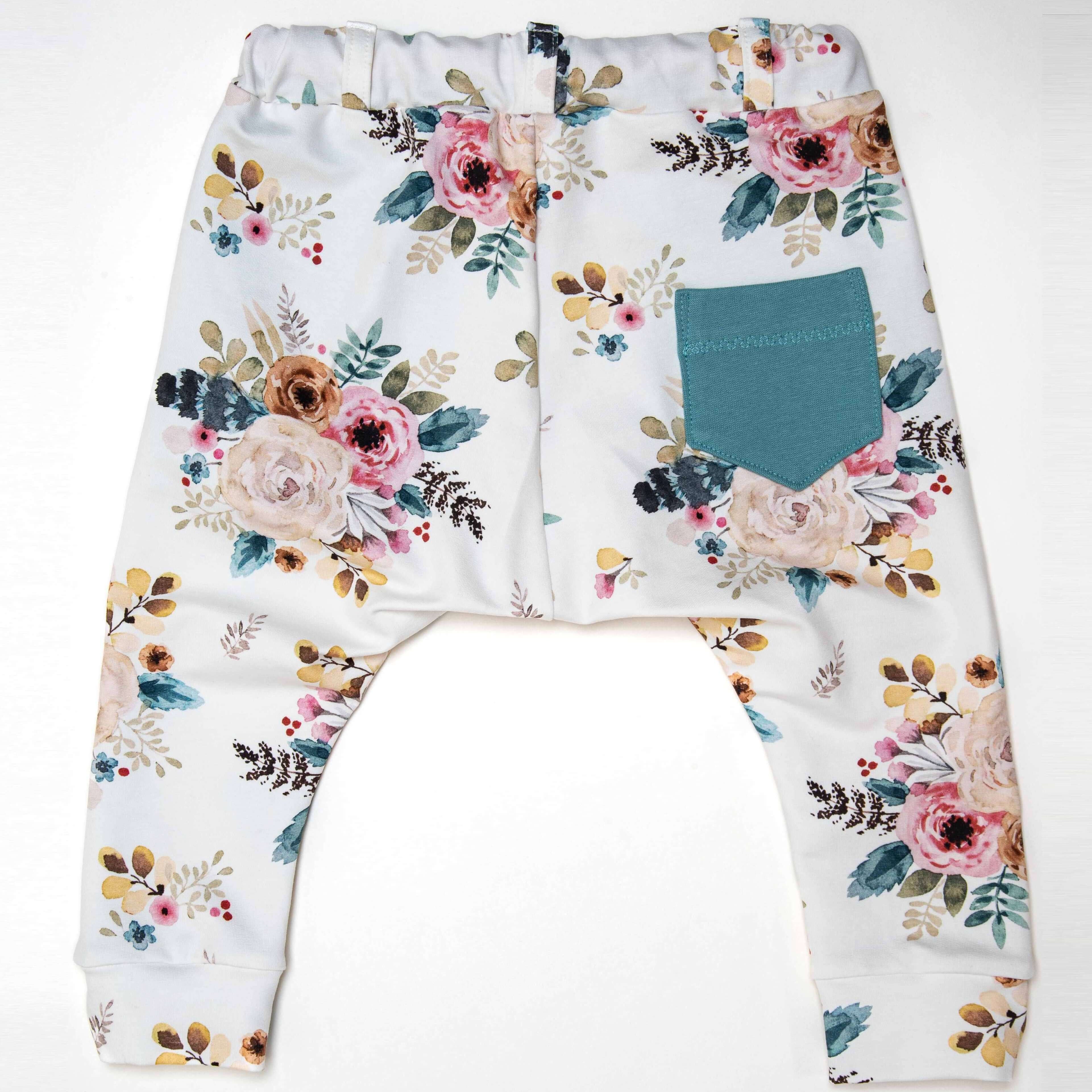 Schnittmuster Haremshose für Kinder im floralen Design mit Taschen, bequem und stylisch.
