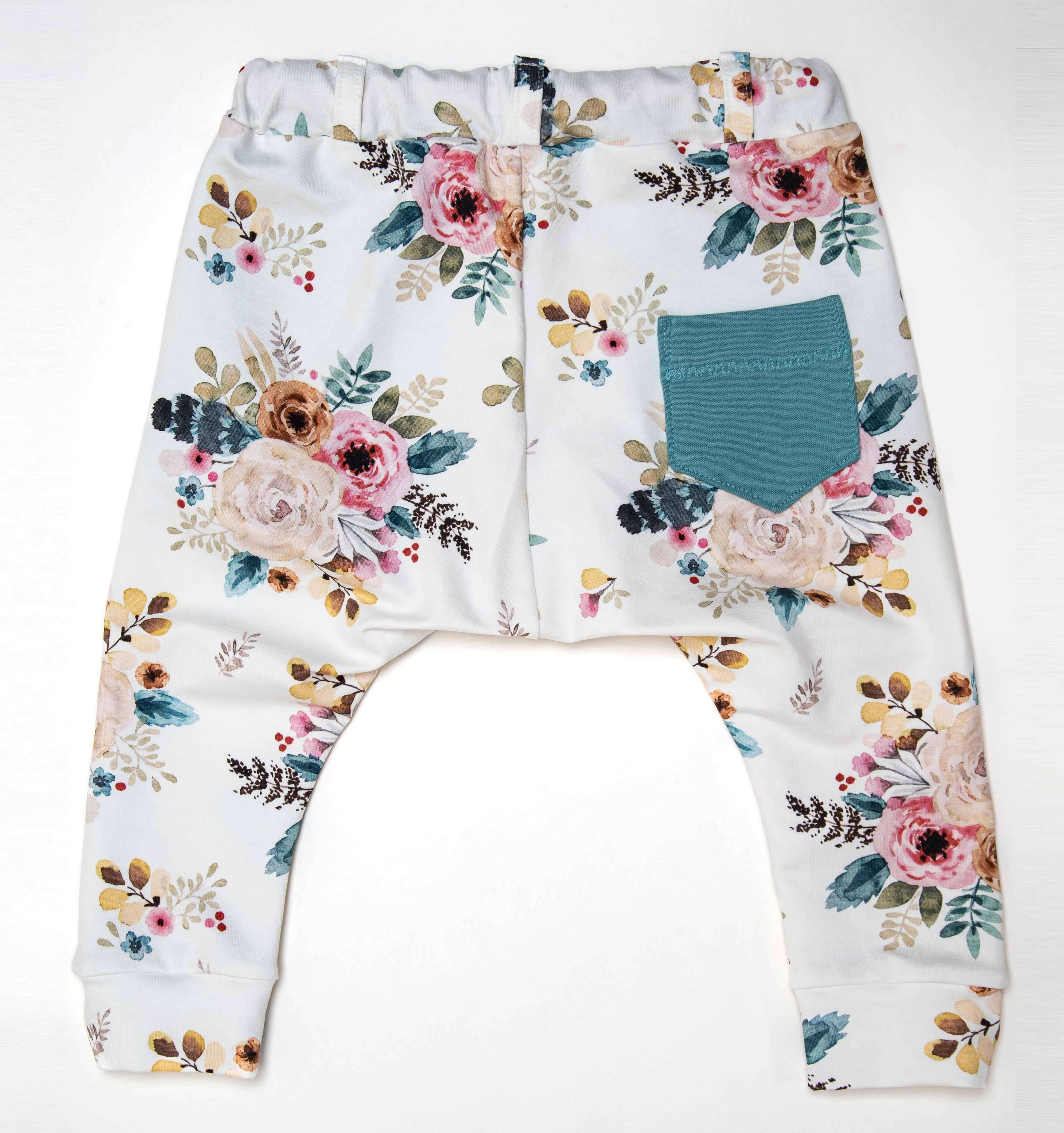 Schnittmuster Haremshose für Kinder im floralen Design mit Taschen, bequem und stylisch.