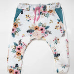 Schnittmuster Haremshose DADO PDF - Bequeme Kinder-Haremshose mit floralem Design und elastischem Bund.