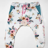 Schnittmuster Haremshose DADO PDF - Bequeme Kinder-Haremshose mit floralem Design und elastischem Bund.