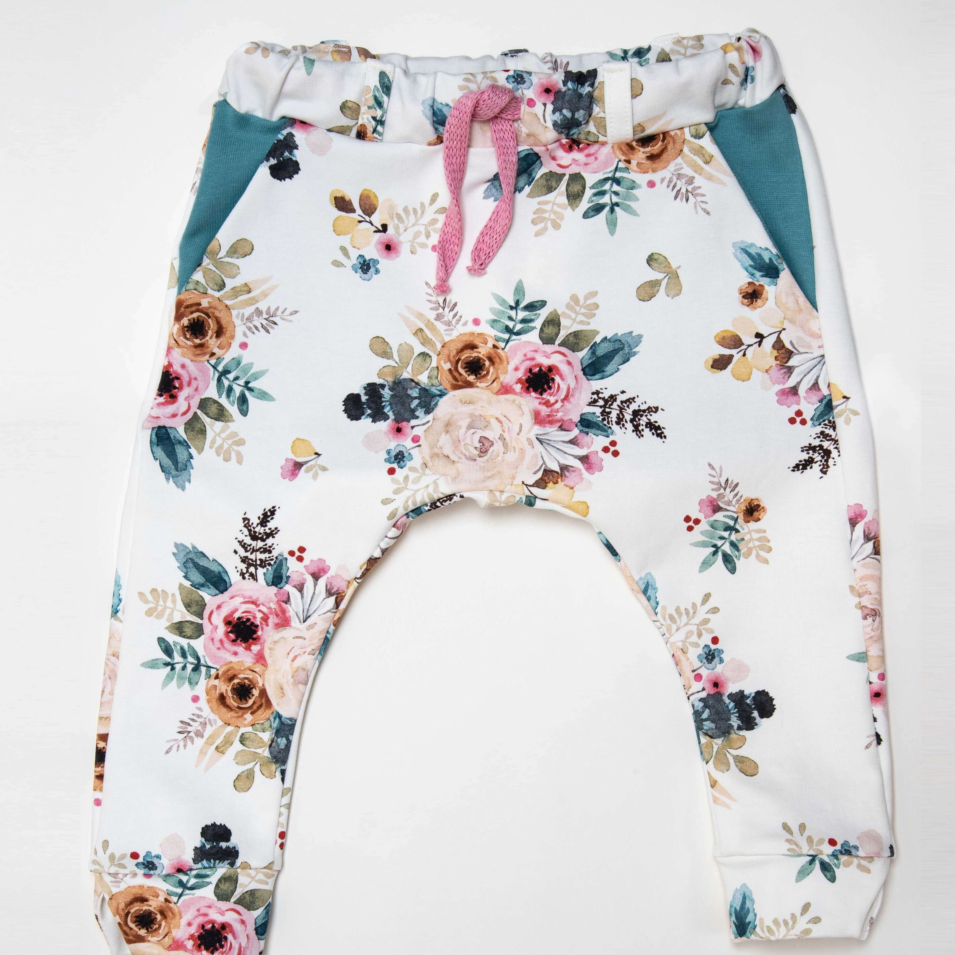Schnittmuster Haremshose DADO PDF - Bequeme Kinder-Haremshose mit floralem Design und elastischem Bund.
