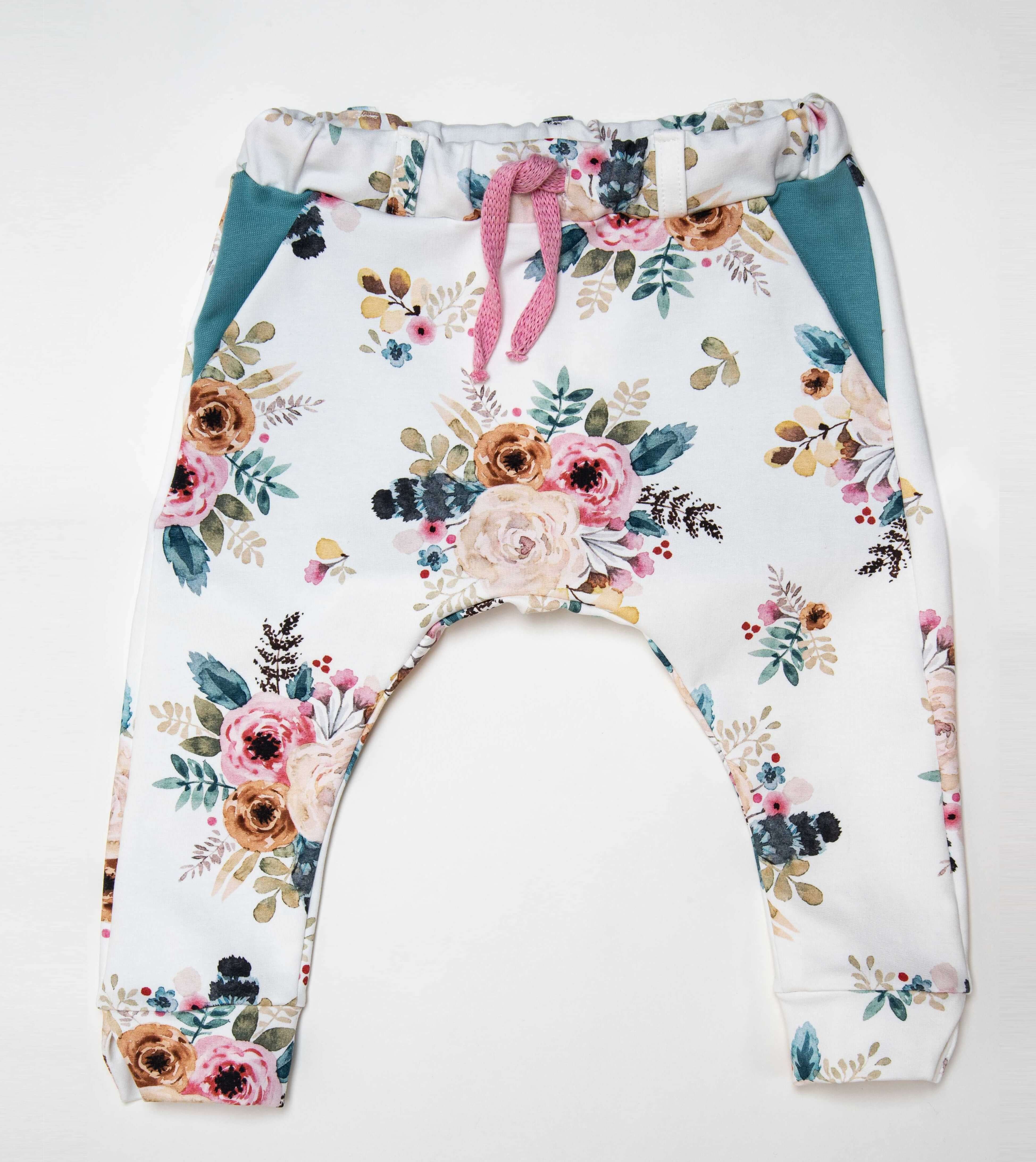 Schnittmuster Haremshose DADO PDF - Bequeme Kinder-Haremshose mit floralem Design und elastischem Bund.