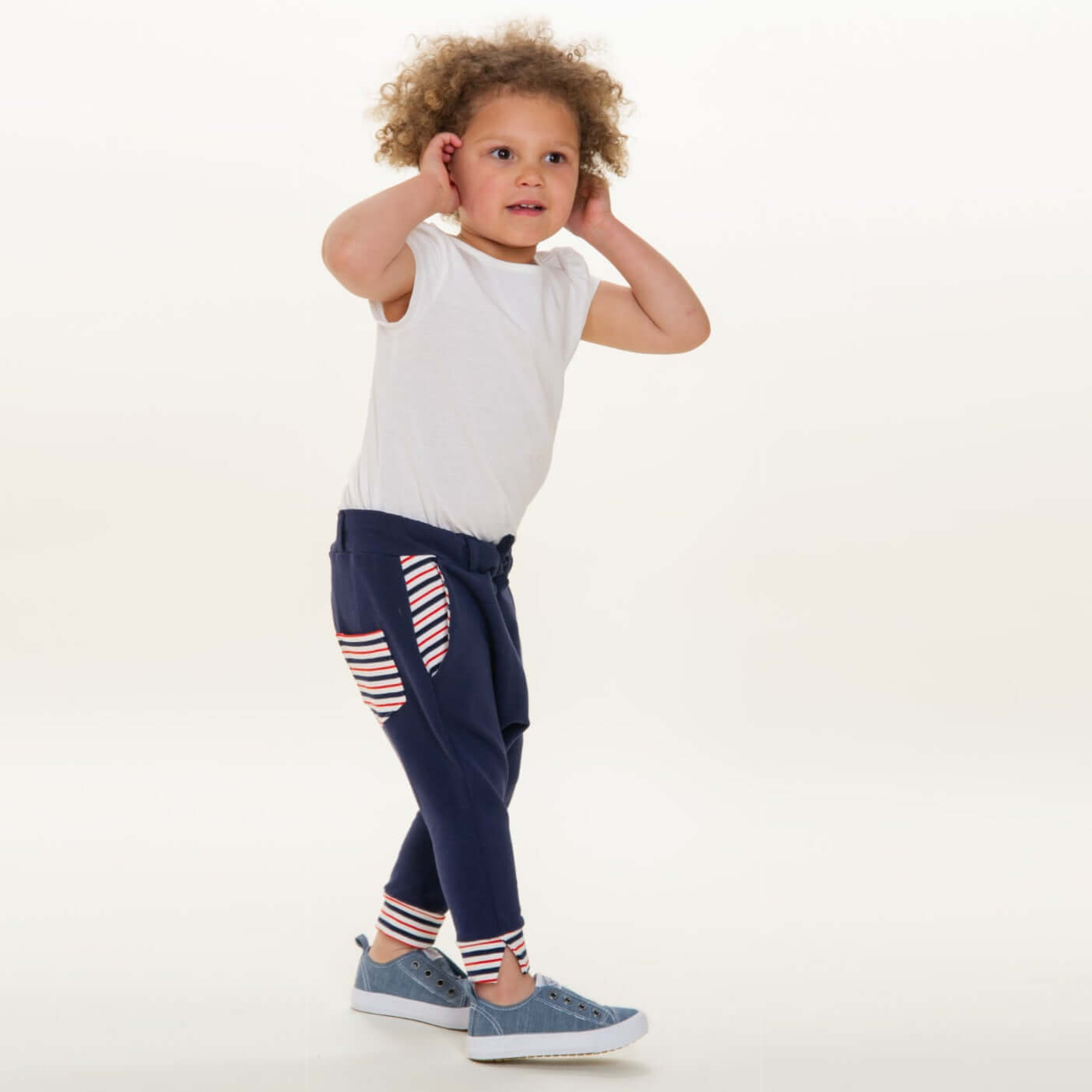 Schnittmuster Haremshose DADO PDF – Bequeme Haremshose für Kinder in Navy mit gestreiften Taschen, ideal für Spiel und Bewegung.