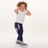 Schnittmuster Haremshose DADO PDF – Bequeme Haremshose für Kinder in Navy mit gestreiften Taschen, ideal für Spiel und Bewegung.