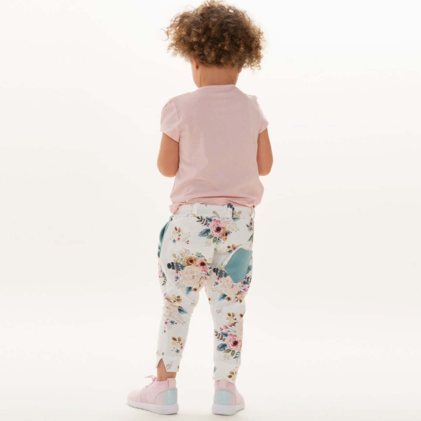 Schnittmuster Haremshose DADO für Kinder, bequeme Haremshose mit floralen Motiven, ideal für viel Bewegungsfreiheit.