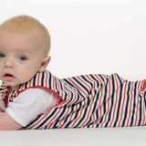 Schnittmuster Strampler LEO - Baby in gestreiftem Strampler liegt auf dem Bauch, süß und bequem.