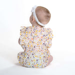 Chiara Schnittmuster Baby Mädchen Bloomer/Kurzoverall  PDF | Sommer-Strampler | Größe 50–92 | Luftig & einfach zu nähen | Rückansicht eines Babys im Overall.