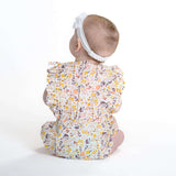 Chiara Schnittmuster Baby Mädchen Bloomer/Kurzoverall  PDF | Sommer-Strampler | Größe 50–92 | Luftig & einfach zu nähen | Rückansicht eines Babys im Overall.