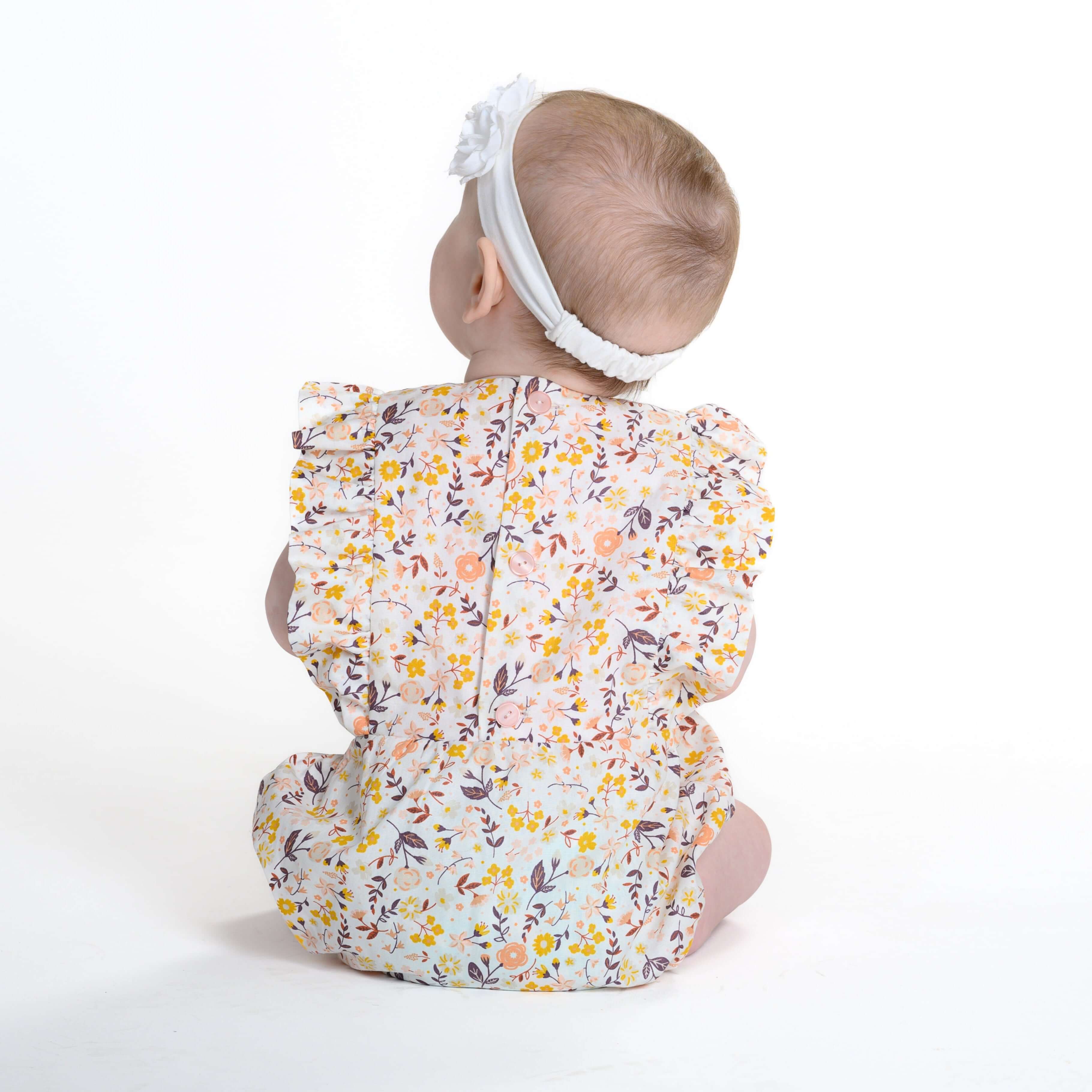 Chiara Schnittmuster Baby Mädchen Bloomer/Kurzoverall  PDF | Sommer-Strampler | Größe 50–92 | Luftig & einfach zu nähen | Rückansicht eines Babys im Overall.