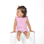 Schnittmuster Baby Overall MIA – Baby und Kleinkind Sommer-Jumpsuit in Rosa mit Volant-Ärmeln.