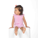 Schnittmuster Baby Overall MIA – Baby und Kleinkind Sommer-Jumpsuit in Rosa mit Volant-Ärmeln.