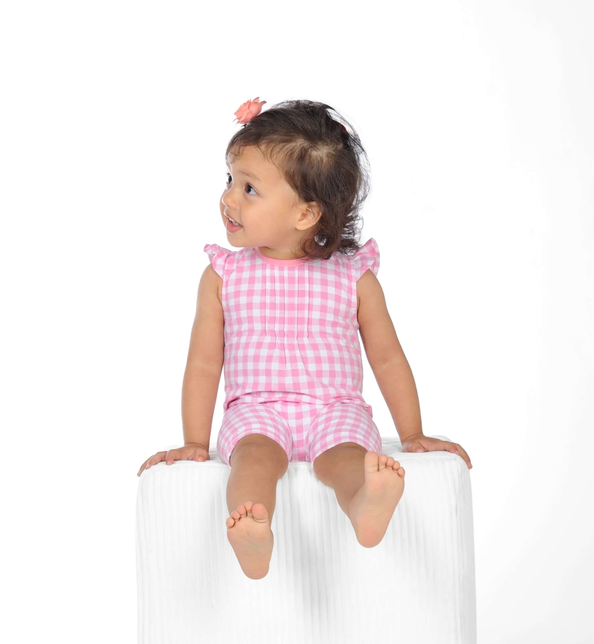 Schnittmuster Baby Overall MIA – Baby und Kleinkind Sommer-Jumpsuit in Rosa mit Volant-Ärmeln.