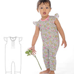Schnittmuster Baby Overall MIA – Baby-Kleinkind Jumpsuit mit floralem Design und Volant-Ärmeln.