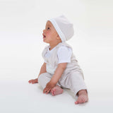 Schnittmuster Set Baby Strampler und Mütze, Baby in gestreiftem Strampler und Mütze sitzend mit freundlichem Gesichtsausdruck.