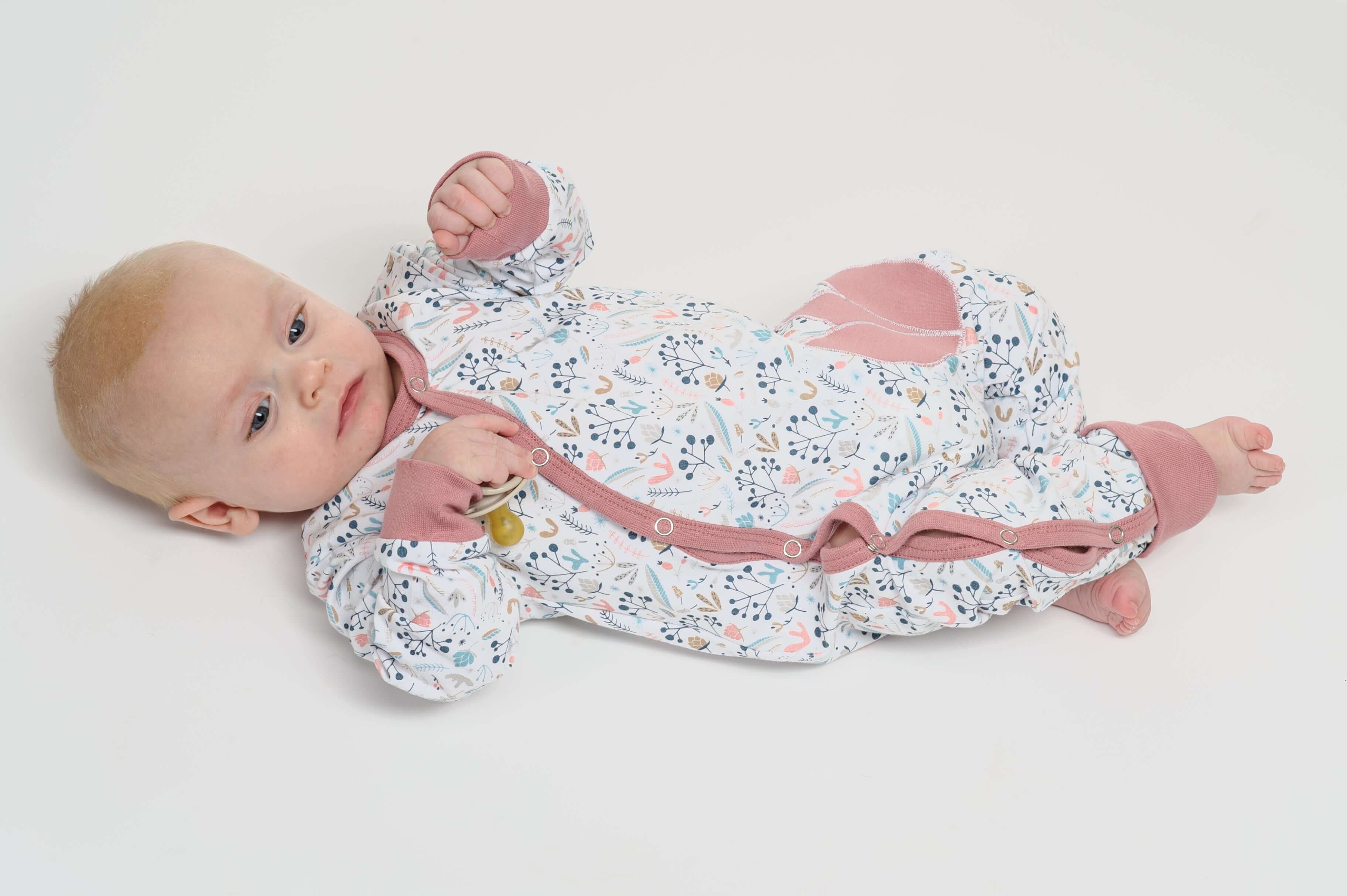 Schnittmuster Strampler LISA PDF: Gemütlicher Baby-Strampler in floralem Design, ideal für Babys. Größen 50/56–98/104.