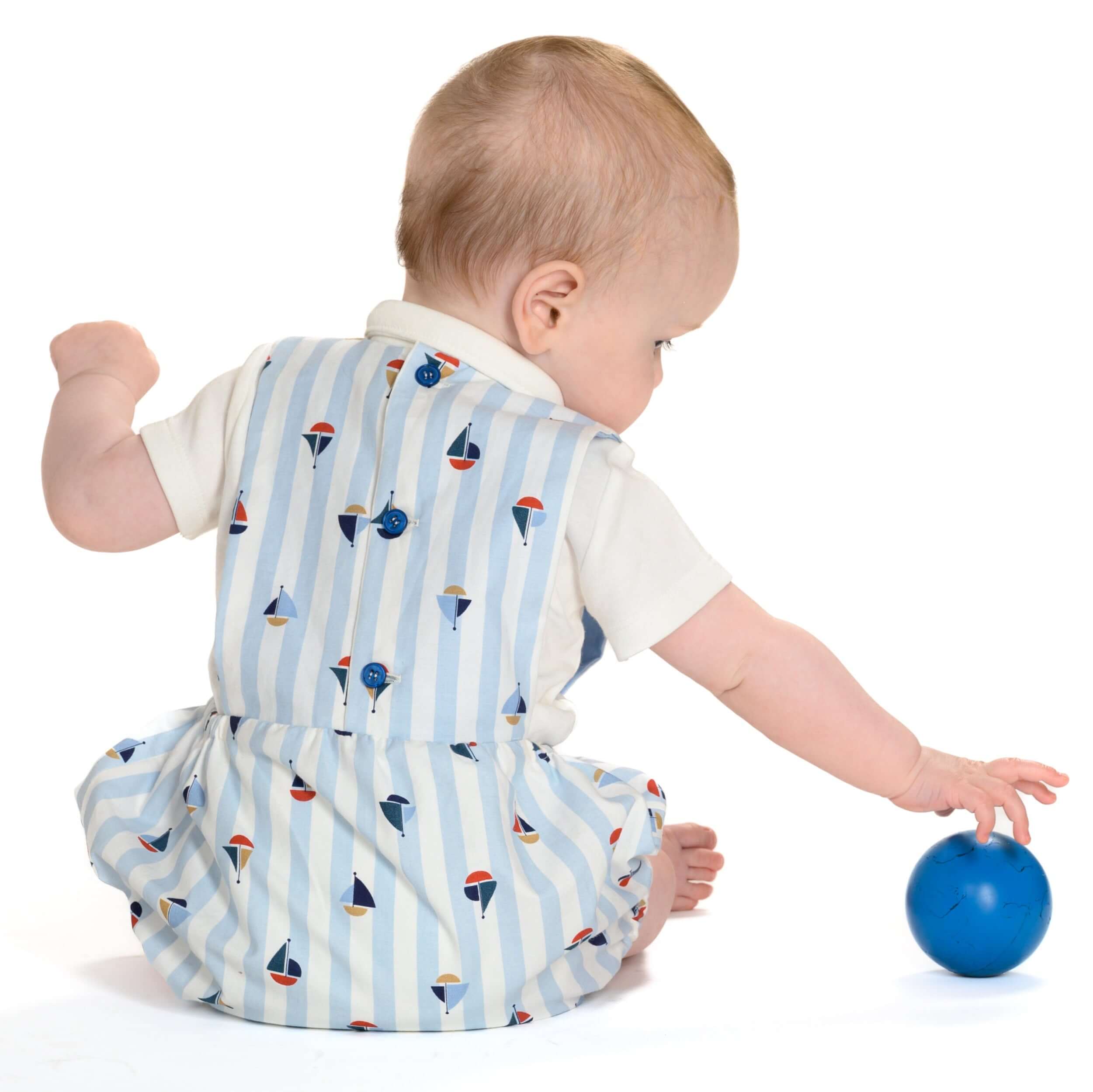 Schnittmuster Baby Bloomer Marco /Kurzoverall  PDF | Sommer-Strampler | Größe 50–92 | - Kind spielt mit blauer Kugel.