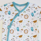 Schnittmuster Strampler LEON mit bunten Tiermotiven und Regenbogen, für Babys in Größen 50/56-98/104.