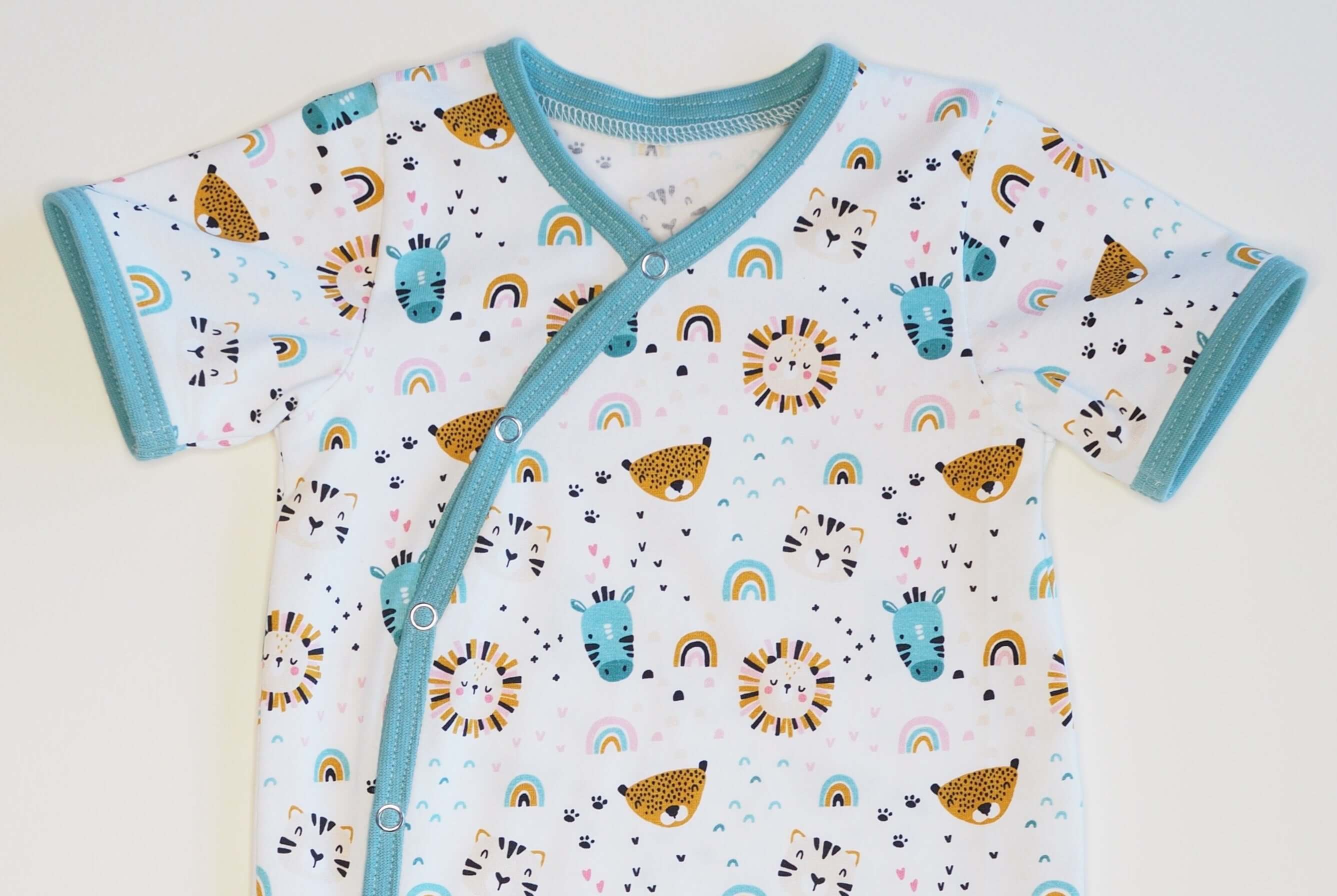 Schnittmuster Strampler LEON mit bunten Tiermotiven und Regenbogen, für Babys in Größen 50/56-98/104.