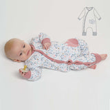 Schnittmuster Strampler LISA PDF Baby in floral Design, gemütlicher Strampler für Babys, mit Knöpfen und große Länge.