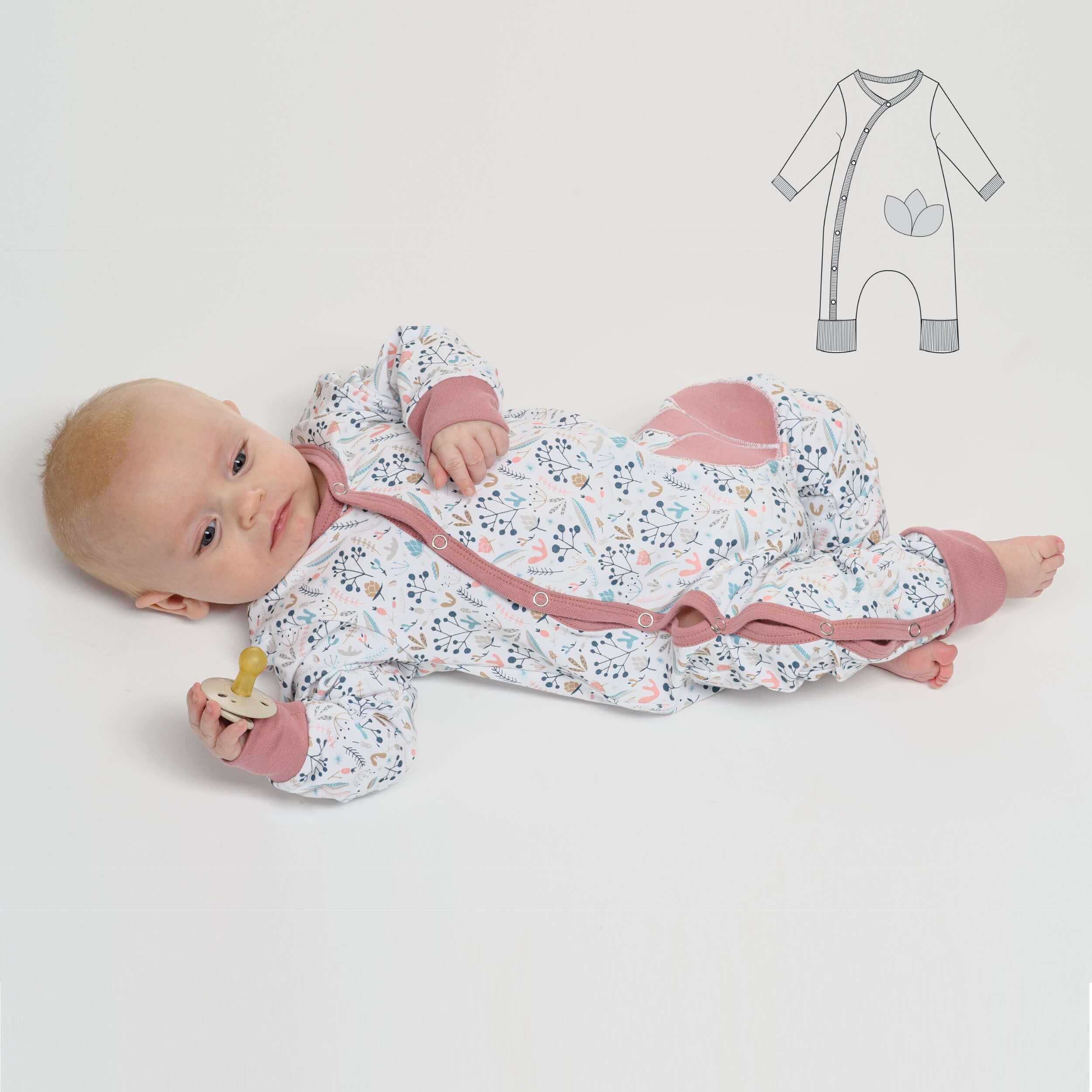 Schnittmuster Strampler LISA PDF Baby in floral Design, gemütlicher Strampler für Babys, mit Knöpfen und große Länge.