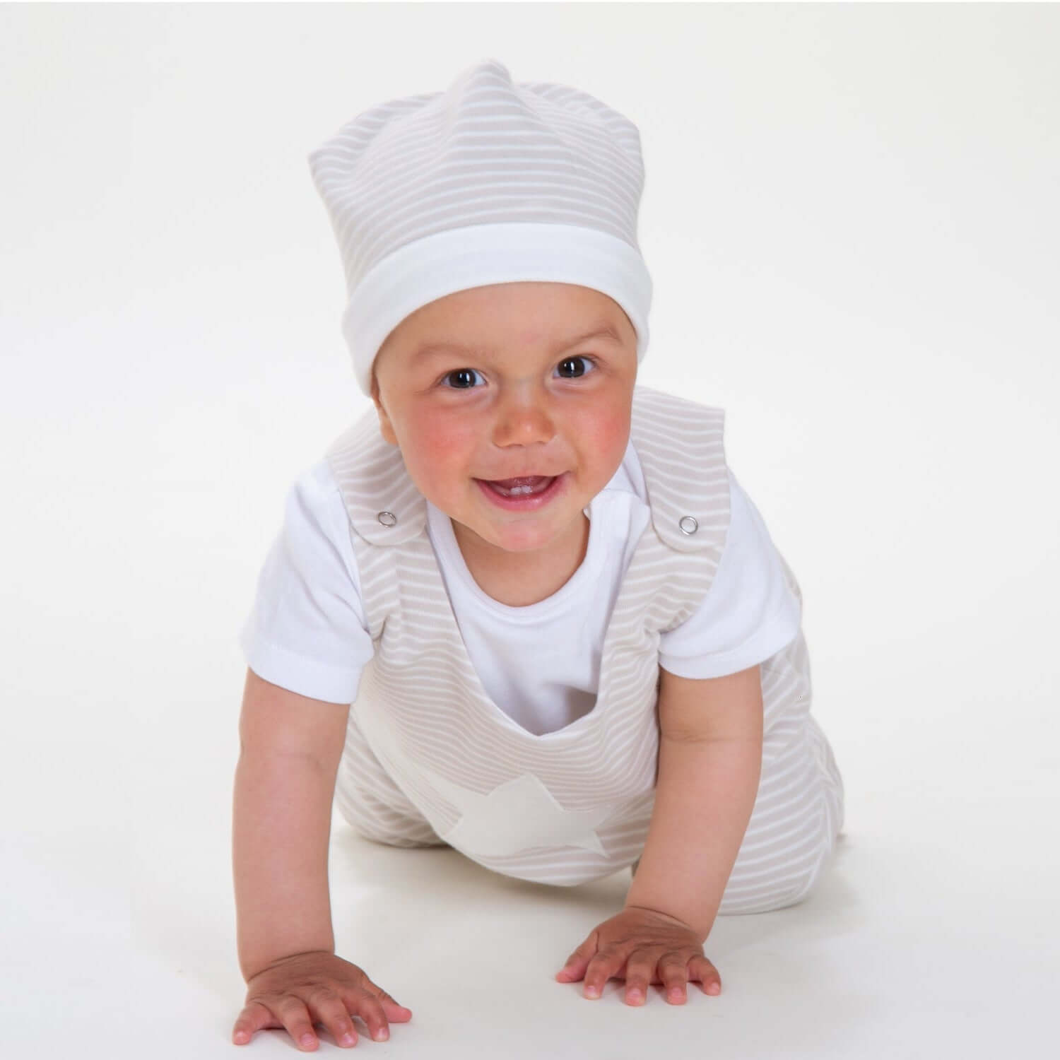 Schnittmuster Set Baby Strampler und Mütze, lächelndes Baby in gestreiftem Strampler und Mütze, 2-in-1 Schnittmuster.