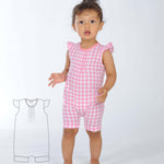 Schnittmuster Baby Overall MIA – Baby und Kleinkind in pinkem Karo-Sommer-Jumpsuit mit Rüschensäumen.