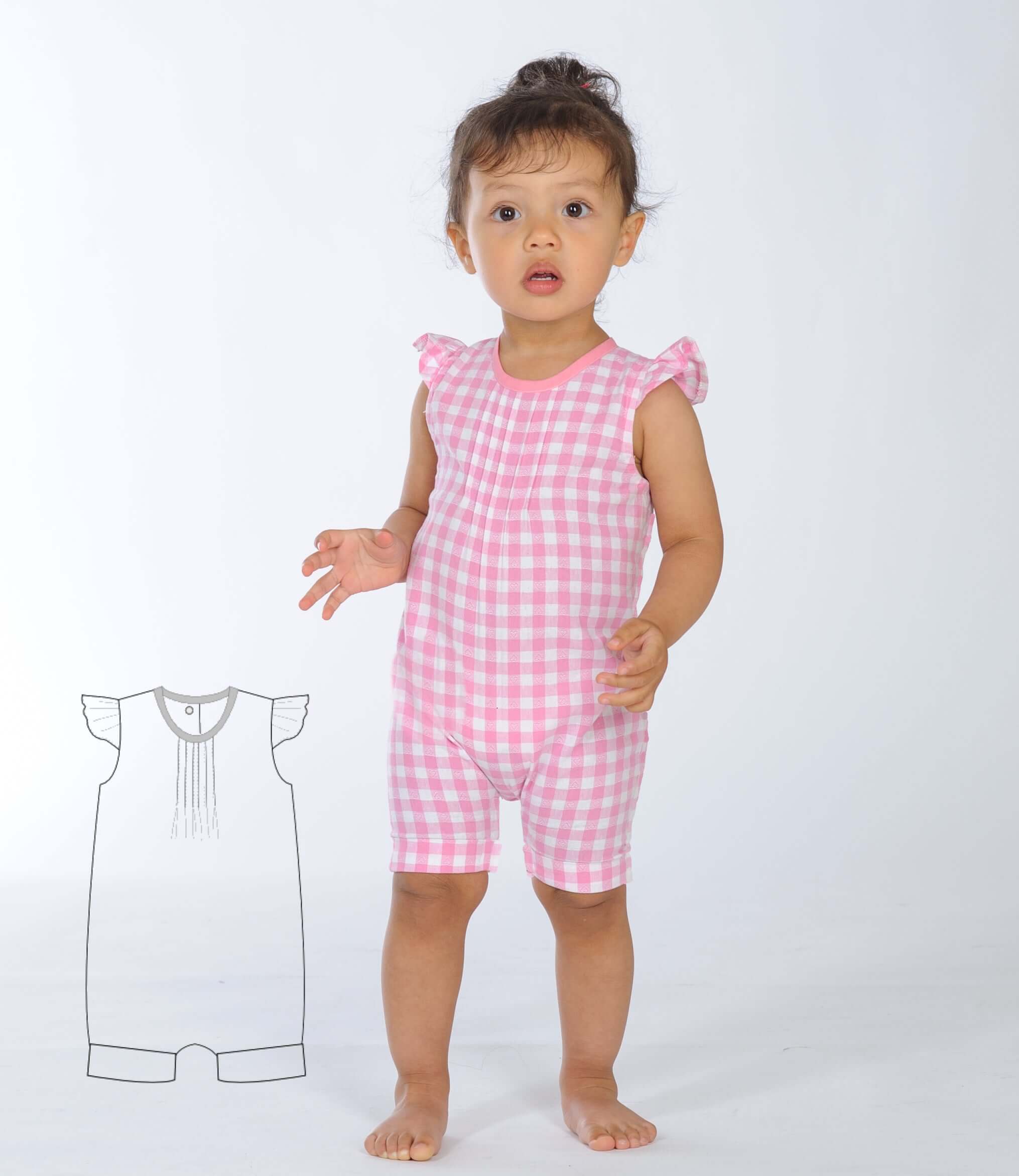 Schnittmuster Baby Overall MIA – Baby und Kleinkind in pinkem Karo-Sommer-Jumpsuit mit Rüschensäumen.
