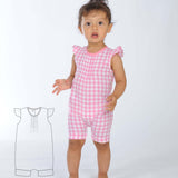 Schnittmuster Baby Overall MIA – Baby und Kleinkind in pinkem Karo-Sommer-Jumpsuit mit Rüschensäumen.