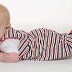 Baby in einem gestreiften Strampler aus dem Schnittmuster Strampler LEO, bequem und im Krabbelstil.