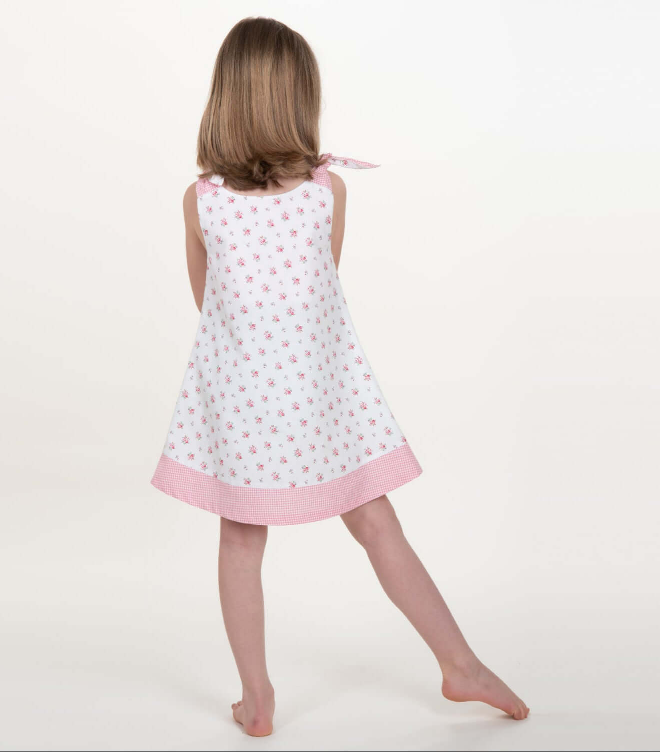 Schnittmuster Schürzenkleid JULE PDF 3-in-1, verspieltes Pinafore-Kleid mit Blumenmuster für Mädchen.