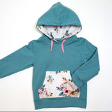 Schnittmuster Hoodie in Türkis mit Blumendetails und Kapuze, ideal für Kinder, nach dem Schnittmuster Hoodie FLY.